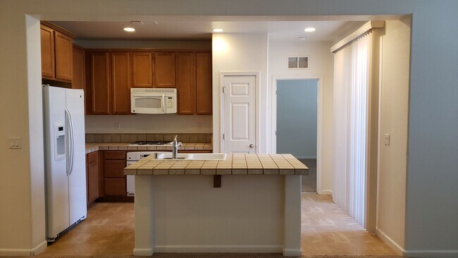 Building Photo - ONLY $2,250 PER MONTH FOR THIS SPACEIOUS 2 BEDROOM, 2 BATHROOM CONDO WITH GARAGE IN THE DAMONTE R...