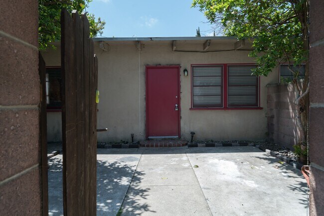 Building Photo - ~ Unique 1-Bedroom bungalow with private front and back patio ~ Great for Pets!!