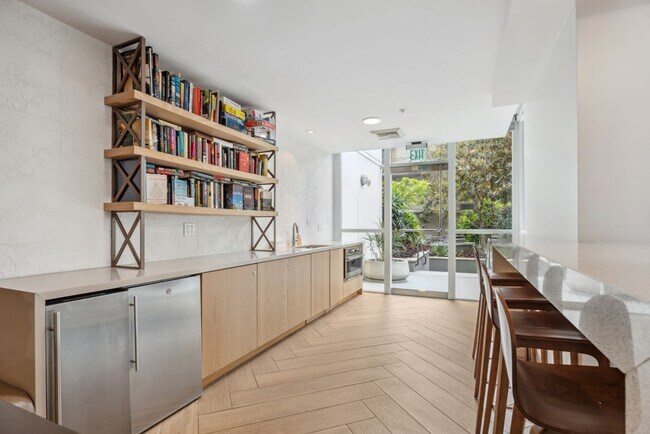 Building Photo - Modern 2-Bedroom Condo with Premium Amenities in Downtown San Diego