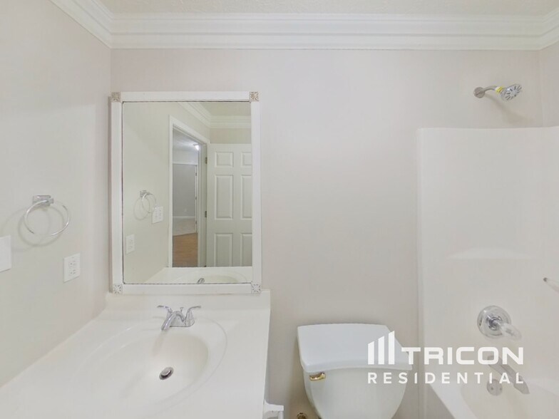 Building Photo - 408 Crested View Dr