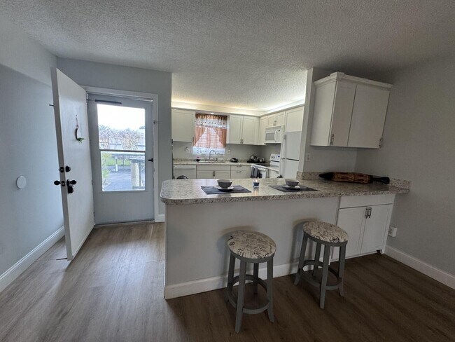 Building Photo - 1310 NE 14th Ct