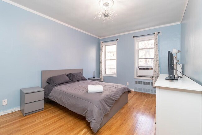 Building Photo - 340 E 80th St