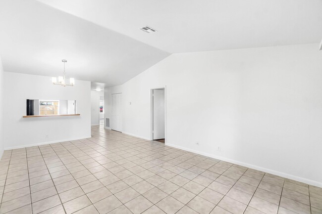 Building Photo - 9977 Three Lakes Cir