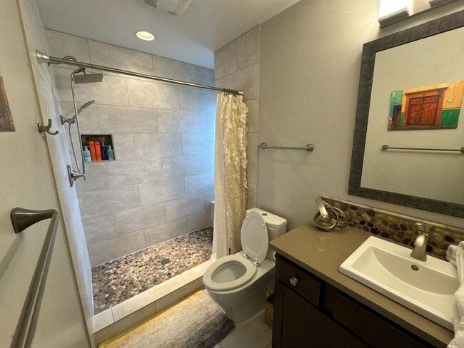 Building Photo - FULLY FURNISHED ALL-INCLUSIVE STUNNING HOM...