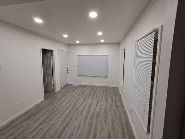 Building Photo - 2-bedroom, newly remodeled home on Flint's far east side