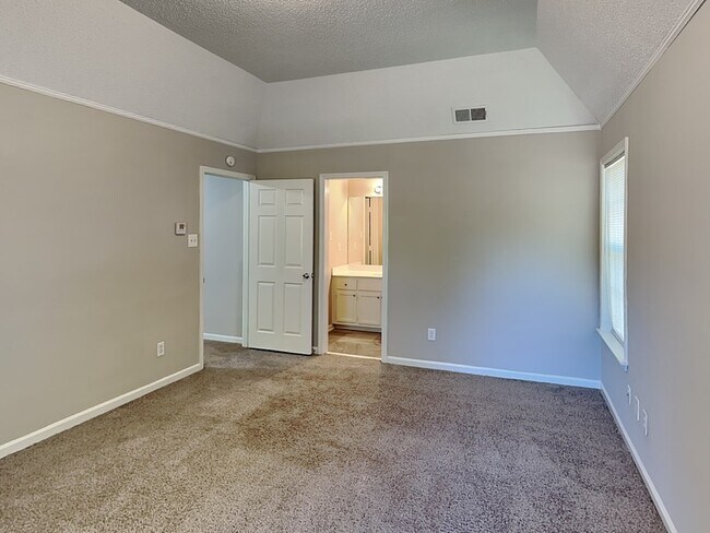 Building Photo - 5913 Sycamore Manor Cove