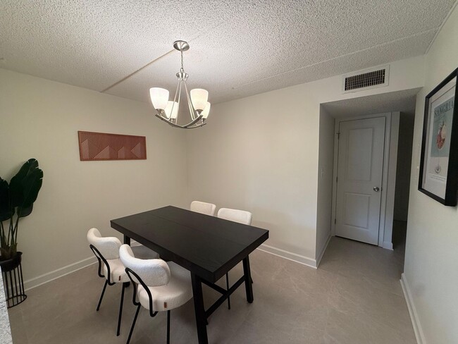 Building Photo - Furnished first floor Brand new renovated apartment