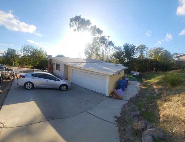 Building Photo - Large house near Poly!!