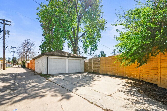 Building Photo - 2Bed/1bath beautiful Home close to City Park