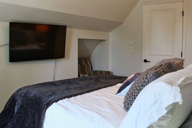 Building Photo - Spacious 2-bedroom, 2-bathroom in the Heart of West Highlands with 1 Car Garage
