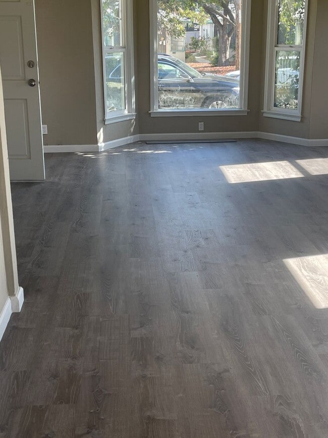 Building Photo - 712 W Hammond Ave