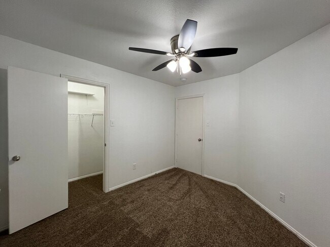 Building Photo - Oakwood521 Units A/B