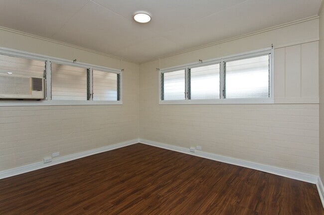 Building Photo - 4 BD 2 BA w/ Large Driveway & Yard