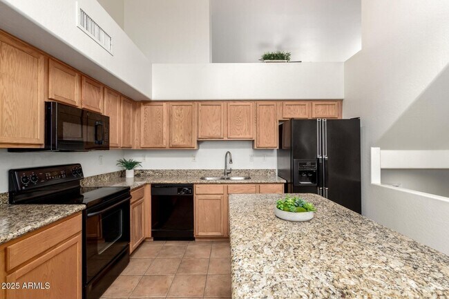 Building Photo - CUTE TOWNHOME AVAILABLE NOW NEAR TEMPE TOW...