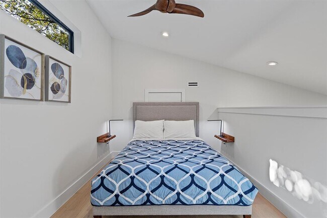 Building Photo - 1100 Romeria Dr
