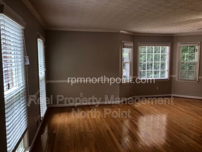 Building Photo - 1565 Maple Ridge Dr