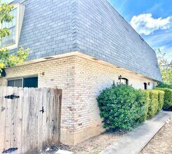 Building Photo - Two-story 1/1.5 Apt in Northeast Austin - ...