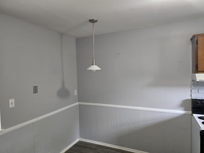 Building Photo - 128 S Christine Cir