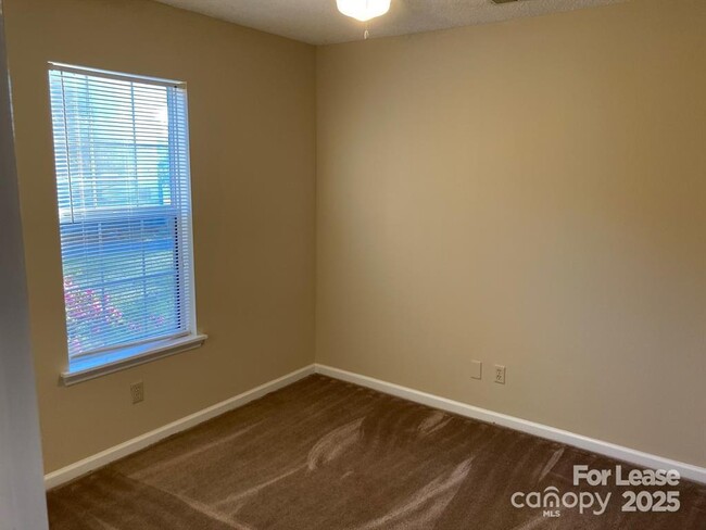 Building Photo - 2755 Nestle Ln