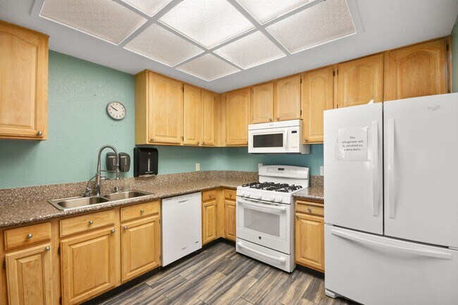 Building Photo - 1 MONTH FREE!!! 2 BEDROOM SINGLE STORY TOWNHOME 55+ COMMUNITY