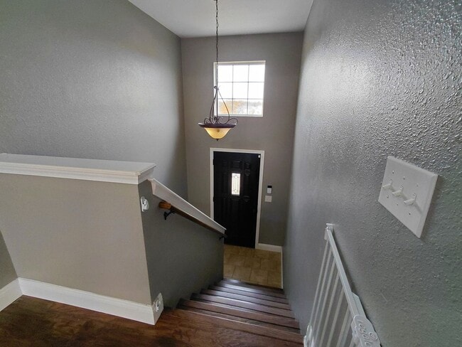 Building Photo - Beautiful home close to post