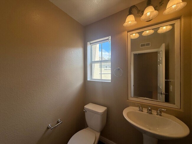 Building Photo - Spacious 3BR/2.5BA Home with Gated Communi...