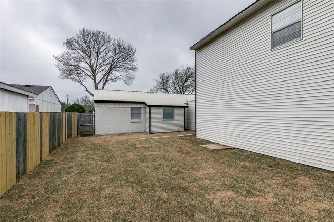 Building Photo - 2917 Dale Dr