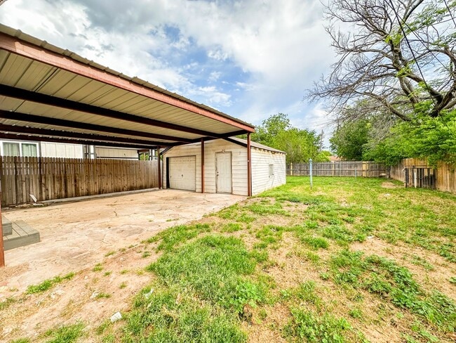 Building Photo - Updated 2 Bed 1 Bath - Large Carport and G...