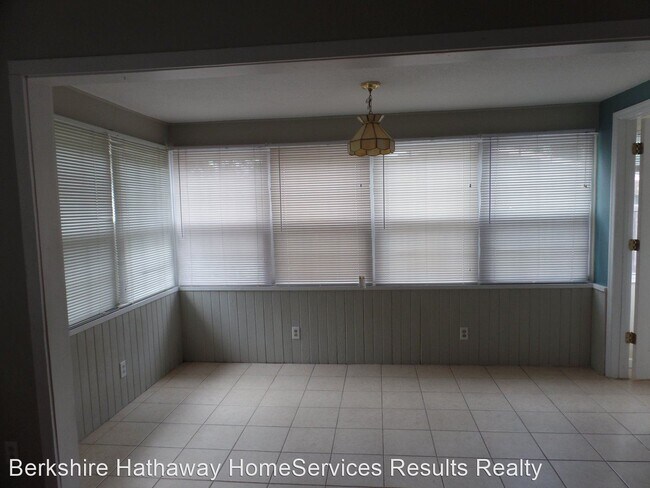 Building Photo - 2 br, 1.5 bath House - 211 E. Kaley Street