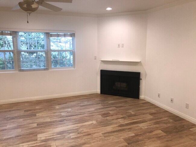 Living Room - 817 18th St