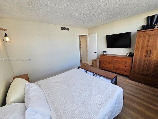 Building Photo - 18061 Biscayne Blvd