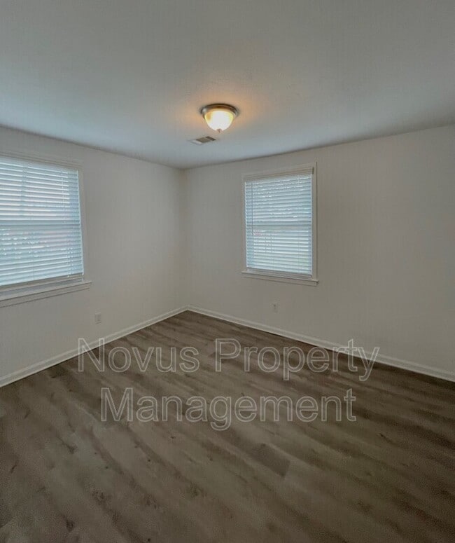 Building Photo - 405 N Park St