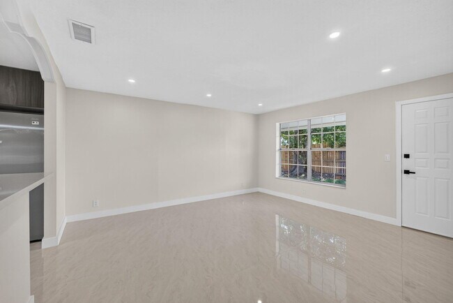 Building Photo - 3943 Roan Ct W