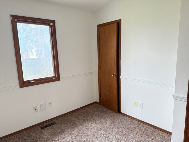 Building Photo - Recently refurbished 3 BR home in Normal