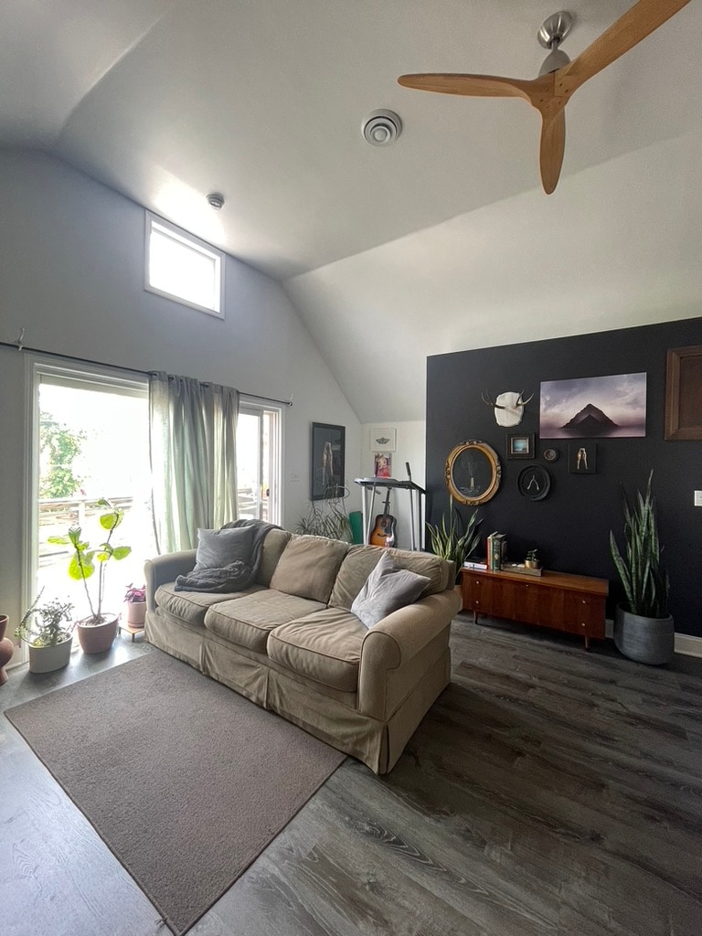 Living Room (Previous Tenant) - 1354 W 65th St