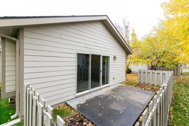 Building Photo - Centrally located Home with an Attached Garage