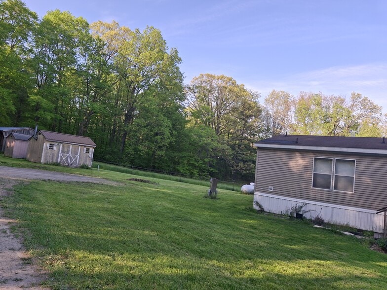 storage sheds - 3361 Coykendall Rd