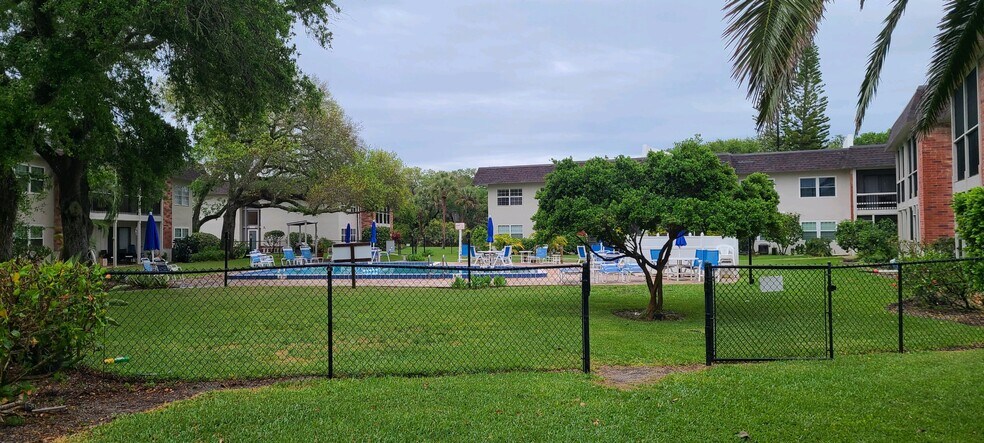 Building Photo - 3800 Saxon Dr