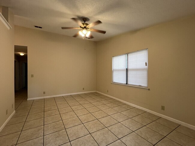 Building Photo - 155 E Lakemont Dr