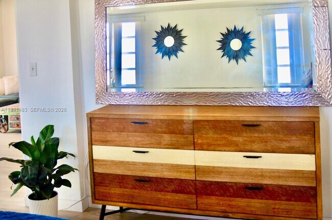 Building Photo - 2910 Point E Dr