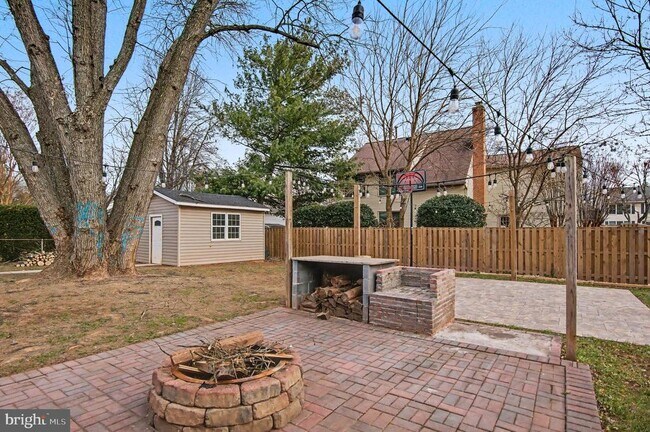 Building Photo - 312 E Gordon St