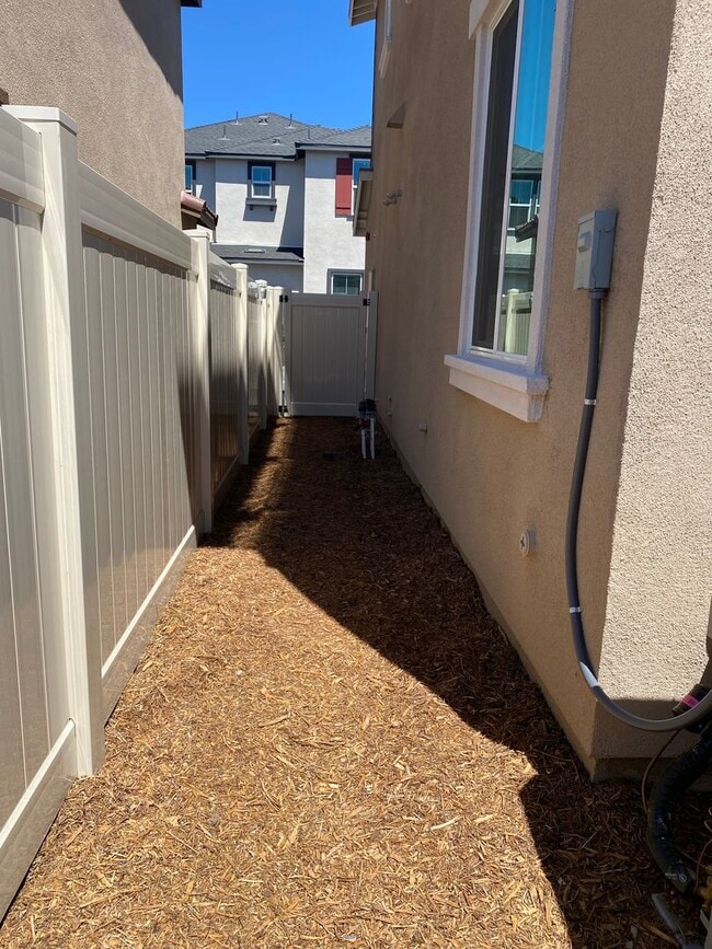 Building Photo - BRAND NEW HOME AVAILABLE FOR LEASE IN TEME...