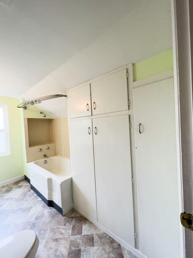 Building Photo - Country living 5 bed w/RV parking and 3 car garage!