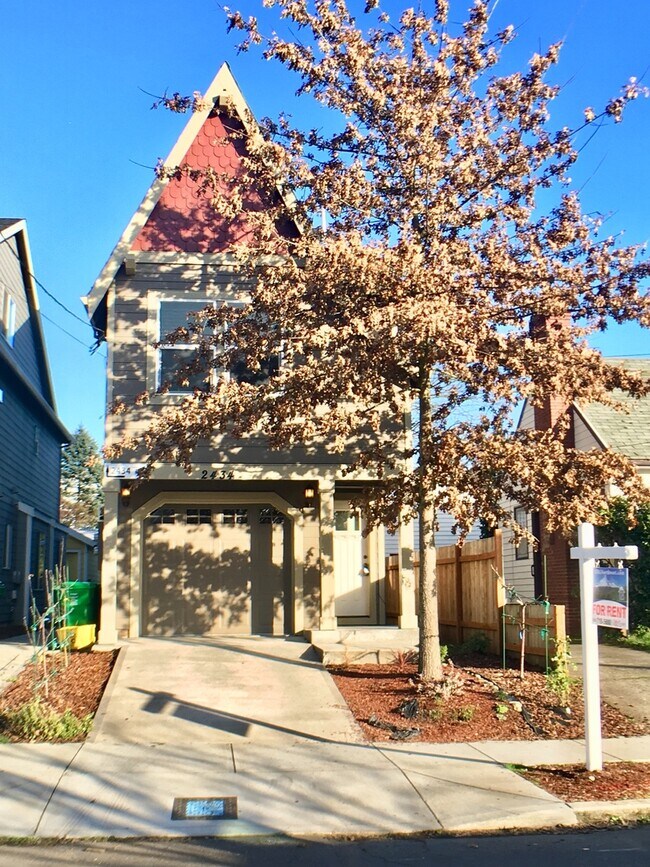 Building Photo - Spacious 3br/3.5ba House with Garage & AC in South Tabor Neighborhood