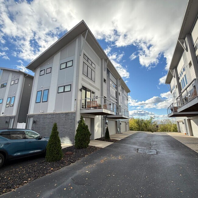 Building Photo - Two Bedroom Condo on Lookout Hill in Grand...