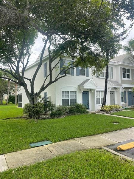 Building Photo - 8021 Sanibel Dr
