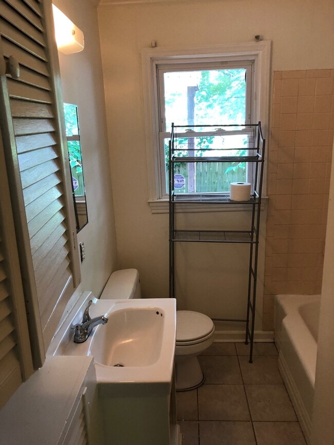 Building Photo - 2 BR, Holden Road area convenient to Coliseum