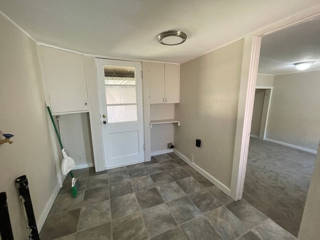 Building Photo - 2 Bed 1 Bath Cottage