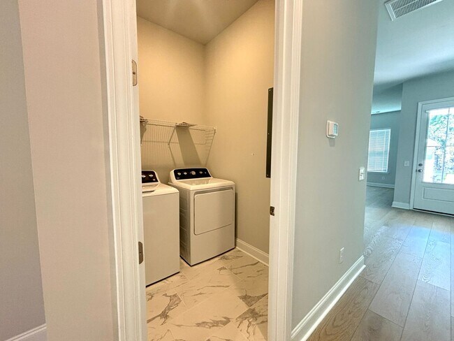 Building Photo - Beautiful 4-Bed Home in Limehouse Village ...