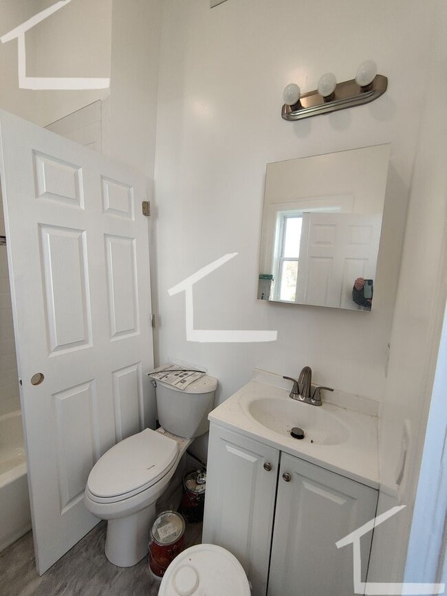 Building Photo - Huge 4 bed in Somerville